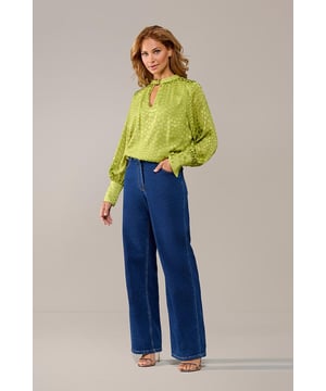 Een opvallende blikvanger in een levendige kleur! Deze groene damesblouse met lange mouwen combineert een stijlvolle uitstraling met veelzijdigheid. De opstaande kraag en subtiele keyhole-openingen aan de voor- en achterkant geven de Artesia blouse een elegante en moderne look. De blouse heeft een speels motief, brede manchetten en lange ballonmouwen. Het semi-transparante materiaal met een subtiel stippenpatroon maakt deze blouse uniek en expressief. Kortom, een bijzondere blouse met verfijnde designdetails, perfect voor elke gelegenheid. Voor een klassiekere keuze is deze blouse ook verkrijgbaar in zwart.