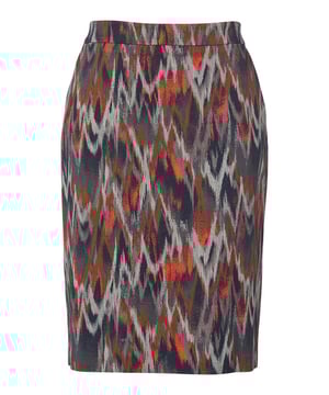 De Lexia rok is een echte blikvanger dankzij zijn unieke print! Deze elegante damesrok heeft een veelkleurig dessin. De kortere rok bevat de kleuren grijs, blauw, bruin en rood. Deze flatteuze rok heeft marineblauwe details bij de tailleband en op de steekzakken. De rok is gevoerd met comfortabele stretchstof. De kleurrijke kokerrok heeft een blinde sluiting en een split aan de achterkant voor extra comfort en bewegingsvrijheid. Het model heeft een aansluitende pasvorm en valt op de knie. Draag de rok samen met de bijpassende Zarah blazer voor een co-ord set. Maak de look compleet met een paar enkellaarzen en de Jade blouse. De rok kan ook gemakkelijk casual worden gedragen, bijvoorbeeld met een trui of T-shirt. Voel je helemaal vrouwelijk en stijlvol in de Lexia rok. Bekijk ook de Elly print jurk, gemaakt van dezelfde stof. Laat je inspireren door de nieuwe collectie van Mart Visser.