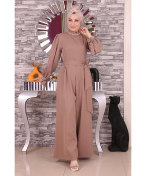Stoffmerkmal: Hergestellt aus doppelter Stofflage.Produktmerkmal: Neues Hijab-Modestück der Saison. Es ist ungefüttert. Es hat einen Rückenreißverschluss, der verwendet werden kann. Der Kragen und die Manschetten haben Perlen-Details. Die Perlen sind aufgedruckt. Die Manschetten sind mit Bändern gebunden. Der Gürtel ist verstellbar. Aufgrund von Konzeptaufnahmen kann es leichte Farbunterschiede im Produkt geben.Das Model trägt Größe 38.Größe