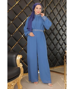 Stoffmerkmal: Hergestellt aus Chiffon-Stoff.Produktmerkmal: Neues Hijab-Modemodell der Saison. Gefüttert. Mit einem Rückenreißverschluss und einem Knopf. Elastischer Bund. Kragen und Manschetten sind mit Perlen und Steinen verziert. Perlen sind aufgedruckt. Steine sind geklebt. Die Manschettenknöpfe sind aktiv. Der Gürtel ist verstellbar. Aufgrund von Konzeptaufnahmen kann es zu leichten Farbunterschieden beim Produkt kommen. Das Model trä