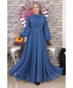 Stoffmerkmal: Hergestellt aus Chiffon-Stoff.Produktmerkmal: Es handelt sich um ein neues Hijab-Modestück der Saison. Es hat ein Innenfutter. Es hat einen Rückenreißverschluss und einen Knopf. Der Kragen und die Manschetten sind mit Steinverzierungen versehen. Die Manschettenknöpfe sind aktiv. Der Gürtel ist verstellbar. Aufgrund von Konzeptaufnahmen kann es zu leichten Farbabweichungen vom Produkt kommen. Das Model trägt Größe 38. Größe 38 Ab