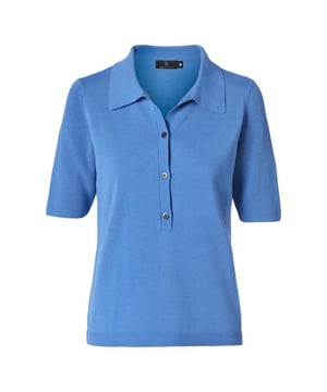 De Bradley gebreide polo van Mart Visser is vervaardigd uit een fijngeweven katoenmix. Deze blauwe damesshirt met korte mouwen en polokraag straalt sportiviteit uit. Dankzij de comfortabele katoenen stof en de rechte pasvorm is het perfect voor een stijlvolle lente. De polo is lichtgewicht en heeft grover gebreide details op de mouwen en bij de knopen. Met zijn vijf knopen aan de hals is het ontwerp compleet. Combineer deze blauwe damesshirt met een grijze jeans en witte sneakers voor een ultiem sportieve look. Voor een elegante twist draag je de polo op de Hilson print rok. En als je dol bent op de blauwe kleur van de Bradley gebreide polo, bekijk dan ook de Andrew voile blouse en de Bryce polo jurk. Al met al, een onmisbare essential in jouw garderobe!