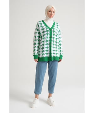 Als toonaangevend merk met elegante en verfijnde ontwerpen, biedt Armine speciale collecties die de stijl van elke vrouw weerspiegelen. Door elegantie en comfort te combineren, zijn Armine producten ontworpen om te voldoen aan de behoeften van moderne vrouwen. Met hoogwaardige stofkeuzes en nauwgezette stikdetails bieden ze langdurig gebruik, terwijl het brede scala aan kleuren en patronen zorgt voor compatibiliteit met elke stijl. Armine combineert klassieke en moderne lijnen in kleding, en biedt opties die uw elegantie zullen complementeren in het dagelijks leven, werkomge