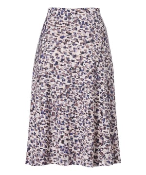 De Ayla print rok is een veelzijdige keuze dankzij zijn ingetogen print. Vervaardigd uit een soepelvallende jersey stof, biedt deze rok een mooie pasvorm. Met een zachte elastische tailleband draagt hij zeer comfortabel. De gevoerde rok valt wijd uit en reikt tot over de knie. Gemaakt van hoogwaardig easy care materiaal, biedt de jersey stof een fijne stretch en is kreukvrij. De subtiele deelnaden zorgen voor een perfecte pasvorm, waarbij de rok mooi aansluit bij de taille en uitloopt vanaf de heup. Combineer deze print rok moeiteloos met de blauwe Harison top en het zandkleurige Aslihan jacket voor een stijlvolle look.