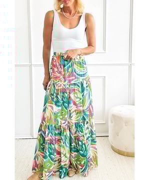 Impresión abstracta única en verde  
Diseño de cintura alta  
Cintura elástica para un ajuste favorecedor  
Diseño con volantes para un aspecto estratificado  
Estilo fluido que se adapta a la mayoría de los tipos de cuerpo  
Perfecto para un conjunto sexy y fresco de verano  
Precio asequible  
Material: 100% Poliéster
