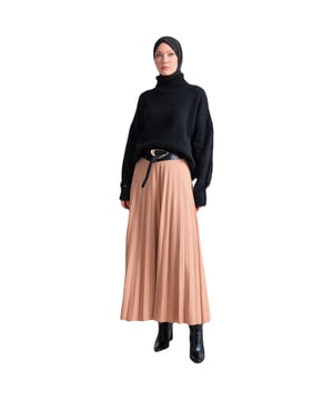 Dit product is gemaakt van geweven stof en biedt een comfortabele en stijlvolle optie voor dagelijks gebruik. De trendy zwarte kleuroptie is veelzijdig en kan gecombineerd worden met elke outfit. De geweven stofstructuur zorgt voor duurzaamheid en comfort.