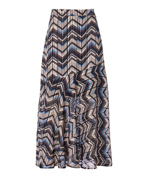 De Ethan print rok zal ervoor zorgen dat je alle aandacht trekt. Deze modieuze rok heeft een uniek zigzagpatroon met glinsterend lurex garen, wat een speelse en moderne uitstraling geeft. Het speelse effect wordt versterkt door de diagonale snit en de extra stof aan de onderkant. Bovendien is de stof aan de onderkant schuin geplaatst, wat dit gevoel nog verder versterkt. Het kleurenpalet bestaat uit bruin, zwart, zand en fel kobaltblauw. De Ethan print rok heeft een aansluitende pasvorm bij de heupen en loopt wijd uit aan de zoom. De lange rok valt net over de knie en boven de enkel. De semi-doorschijnende stof geeft een luxe gevoel. Let ook op de praktische details: een elastische tailleband, een blinde ritssluiting en een vastzittende onderrok. Creëer een modieuze kantoorlook door de Ethan print rok te combineren met de Andrew blouse. Is het koud buiten? Draag de rok dan met de kobaltblauwe Angy trui voor ultiem comfort. Deze rok is geschikt voor diverse gelegenheden, zowel formeel als informeel. Bekijk ook de Andre print blouse, gemaakt van dezelfde zigzagstof. Geef je wintergarderobe een boost met dit luxe mode-item van Mart Visser!