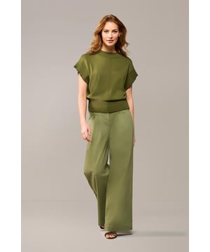 De olijfgroene Belle broek is een perfecte mix van stijl en veelzijdigheid, onmisbaar in je garderobe. Gemaakt van 100% katoen, biedt deze broek een ideale balans tussen comfort en elegantie. De rechte, wijde pijpen en dubbele plooien aan de voorkant creëren een luchtige, eigentijdse look. Praktische details zoals schuine steekzakken aan de voorkant en paspelzakken aan de achterkant voegen functionaliteit toe aan het stijlvolle ontwerp. De aangesloten pasvorm rond de heupen en de hoge taille accentueren je figuur prachtig, terwijl de lange broekspijpen zorgen voor een elegante, verfijnde uitstraling. Beschikbaar in denim blauw, off-white en olijfgroen, maakt deze broek het eenvoudig om eindeloos te combineren en moeiteloos stijlvol voor de dag te komen, ongeacht het seizoen of de gelegenheid.