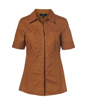 De relaxte linnen Chrissy top van Mart Visser is een must-have voor deze zomer. Dit bruine model voelt licht en comfortabel aan tijdens warmere dagen. De hoogwaardige linnenstof biedt een lichte rek voor extra gemak. Het ontwerp is voorzien van doorlopende knopen aan de voorkant, borstzakken en een lichte taille. Deze casual blouse valt net op de heup. Ontdek ook de vergelijkbare Nevyn top, verkrijgbaar in okergeel en zwart. Mart combineert de Chrissy blouse graag met de Hamiliton broek en een wit singlet voor de ultieme safari-look. Bij warm weer? Draag de Chrissy blouse met de Odin Bermuda, gemaakt van hetzelfde bruine linnen. Ontdek andere prachtige linnen items uit de nieuwe collectie van Mart Visser, zoals de Cassy jurk en Melrone Tuniek. Stuk voor stuk tijdloze items met een casual uitstraling! Draag de Chrissy blouse moeiteloos naar kantoor of in je vrije tijd. Voor een zorgeloze zomer.