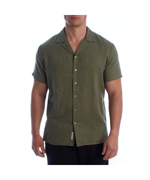 Esta camisa de hombre de manga corta combina la frescura del lino con la suavidad del algodón, creando una prenda ligera, transpirable y elegante que es imprescindible en el armario de cualquier hombre. Diseñada para brindar comodidad sin comprometer el estilo, su corte recto y acabado limpio la convierten en la elección ideal tanto para looks casuales como más sofisticados.

Detalles:
- Tejido de mezcla de lino y algodón.
- Corte de ajuste regular.
- Cuello cubano abierto.
- Cierre frontal con botones.
- Mangas cortas con vuelta discreta.
- Etiqueta bordada de 'Diseño Original' en el dobladillo.
- Costuras limpias y definidas.

Perfecta para llevar con pantalones cortos tipo bermuda, jeans o chinos, esta camisa de lino de hombre de manga corta es una apuesta segura para el verano. Ya sea para paseos por la costa, salidas informales o un evento relajado, su diseño effortless y elegante elevará cualquier atuendo.
Composición: 55% Lino, 45% Algodón
Cuidado:
Lavar a máquina con agua fría.
No usar blanqueador ni blanqueadores.
Planchar a temperatura media.
No usar secadora.