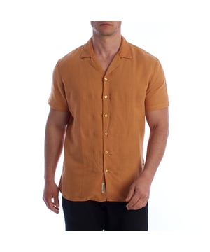 Esta camisa de hombre de manga corta combina la frescura del lino con la suavidad del algodón, creando una prenda ligera, transpirable y elegante que es imprescindible en el armario de cualquier hombre. Diseñada para la comodidad sin comprometer el estilo, su corte recto y acabado limpio la convierten en la opción ideal tanto para looks casuales como más sofisticados. 

Detalles:  
- Tejido mezcla de lino y algodón.  
- Corte de ajuste regular.  
- Cuello cubano abierto.  
- Cierre de botones en el frente.  
- Mangas cortas con vuelta discreta.  
- Etiqueta bordada 'Diseño Original' en el dobladillo.  
- Costuras limpias y definidas.  

Perfecta para usar con pantalones cortos de Bermuda, jeans o chinos, esta camisa de lino de manga corta para hombre es una apuesta segura para el verano. Ya sea para paseos por la costa, salidas informales o un evento relajado, su diseño sin esfuerzo y elegante elevará cualquier atuendo.  
Composición: 55% Lino, 45% Algodón  
Cuidado:  
Lavado a máquina en frío.  
No usar blanqueador ni blanqueadores.  
Planchar a temperatura media.  
No usar secadora.