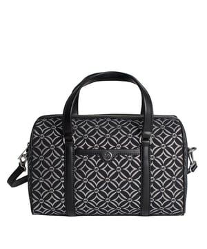 Diseño icónico, funcionalidad moderna. La Bandolera Mediana Jet Set Travel de Michael Kors es una declaración de estilo para el día a día. Elaborada en resistente lienzo recubierto con la impresión distintiva de la marca, esta bolsa combina elegancia y practicidad en un formato versátil.

Detalles:
- Tipo de accesorio: Bolsa bandolera.
- Jacquard con logo metálico.
- Aplicación del nombre de la marca en metal.
- Herrajes: Tonalidad plateada.
- Detalles exteriores: Bolsillo frontal abierto.
- Detalles interiores: Bolsillo trasero con cremallera.
- Correa de hombro ajustable y desmontable.
- Cierre: Cremallera.

Cada una de las colecciones de accesorios de Michael Kors tiene una identidad fuerte, ofreciendo una mezcla fresca de tendencias atemporales, colores y siluetas, combinadas con estilo urbano y actitud. Cada bandolera para mujer diseñada por Michael Kors es un lujo asequible con un toque de glamour moderno, inesperado y cómodo, ofreciendo una pieza para cada ocasión.
Medidas: 28 cm (ancho) x 18 cm (alto) x 13 cm (profundidad)
Composición: PVC
Cuidado:
Limpiar con un paño húmedo.
