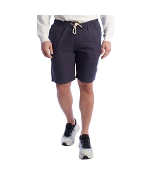 Estos pantalones cortos de lino para hombres combinan frescura, suavidad y estilo en un básico para climas cálidos. Con un diseño relajado y un corte recto a la altura de la rodilla, son perfectos para un día cómodo sin sacrificar el buen gusto.

Detalles:
- Hechos de lino ligero y transpirable.
- Cintura elástica con cordón ajustable.
- Bolsillos laterales.
- Bolsillo trasero con solapa y botón, bolsillo trasero sin solapa.
- Costura prolija y detalles de marca discretos.
- Corte recto.

Un pantalón corto de bermudas para hombres versátil, fresco y funcional que te acompañará en días calurosos, paseos urbanos o escapadas de fin de semana. Ideal para quienes valoran la comodidad sin sacrificar el estilo.
Composición: 100% Lino
Cuidado:
Lavar a máquina en frío (máx. 30°C).
No usar blanqueador.
Planchar a baja temperatura si es necesario.
Secar al aire.