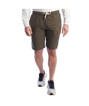 Estos pantalones cortos de lino para hombres combinan frescura, suavidad y estilo en un básico para climas cálidos. Con un diseño relajado y un corte recto a la altura de la rodilla, son perfectos para un día cómodo sin sacrificar el buen gusto. 

Detalles: 
- Hechos de lino ligero y transpirable. 
- Cintura elástica con cordón ajustable. 
- Bolsillos laterales. 
- Bolsillo trasero con tapa y botón, bolsillo trasero de ojal. 
- Costuras cuidadas y detalles de marca discretos. 
- Corte recto. 

Un pantalón corto de bermuda para hombres versátil, fresco y funcional que te acompañará en días calurosos, paseos urbanos o escapadas de fin de semana. Ideal para quienes valoran la comodidad sin sacrificar el estilo. 
Composición: 100% Lino 
Cuidado: 
Lavado a máquina en frío (máx. 30°C). 
No usar blanqueador. 
Planchar a baja temperatura si es necesario. 
Secar al aire.
