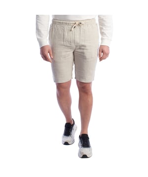Estos pantalones cortos de lino para hombre combinan frescura, suavidad y estilo en un básico para climas cálidos. Con un diseño relajado y un corte recto a la altura de la rodilla, son perfectos para un día cómodo sin sacrificar el buen gusto.

Detalles:
- Hechos de lino ligero y transpirable.
- Cintura elástica con cordón ajustable.
- Bolsillos laterales.
- Bolsillo trasero con tapa y botón, bolsillo trasero de ojal.
- Costuras cuidadas y detalles de marca discretos.
- Corte recto.

Un pantalón corto de bermuda para hombre versátil, fresco y funcional que te acompaña en días calurosos, paseos urbanos o escapadas de fin de semana. Ideal para aquellos que valoran la comodidad sin sacrificar el estilo.
Composición: 100% Lino
Cuidado:
Lavado a máquina en frío (máx. 30°C).
No usar blanqueador.
Planchar a baja temperatura si es necesario.
Secar al aire.