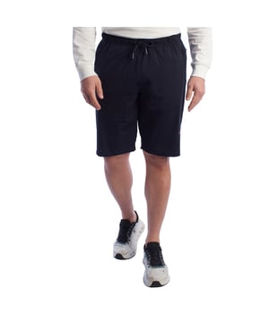 Bermudas para hombre en tejido técnico – Comodidad, ligereza y estilo deportivo.

Las bermudas hechas de tejido técnico son especialmente adecuadas para actividades al aire libre, como senderismo, caminatas, running o simplemente para un look deportivo y cómodo. Estos tejidos suelen combinar fibras sintéticas como poliéster, nailon o elastano para proporcionar ligereza, elasticidad y resistencia a la humedad.

Detalles:
- Hechas de tejido técnico.
- Corte estilo bermuda.
- Cintura elástica con cordón ajustable.
- Bolsillos laterales con cierre de cremallera.
- Logo de My Hood en una de las piernas.

Un pantalón corto bermuda para hombre diseñado para mantenerte en movimiento. Ya sea en la ciudad o al aire libre, su construcción está diseñada para garantizar comodidad y libertad de movimiento durante la actividad física.
Composición: 77% Poliester, 23% Elastano
Cuidado:
Lavado a máquina en frío (máx. 30°C).
No usar blanqueador.
No usar secadora.
Planchar a baja temperatura si es necesario.