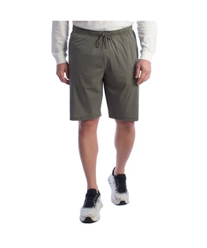 Bermudas para Hombre en Tejido Técnico – Comodidad, Ligereza y Estilo Deportivo.

Las bermudas hechas de tejido técnico son especialmente adecuadas para actividades al aire libre, como senderismo, caminatas, correr o incluso simplemente para un look deportivo y cómodo. Estos tejidos suelen combinar fibras sintéticas como poliéster, nailon o elastano para proporcionar ligereza, elasticidad y resistencia a la humedad.

Detalles:
- Hechas de tejido técnico.
- Corte estilo bermuda.
- Cintura elástica con cordón ajustable.
- Bolsillos laterales con cierre de cremallera.
- Logo de My Hood en una de las piernas.

Un pantalón corto tipo bermuda para hombre diseñado para mantenerte en movimiento. Ya sea en la ciudad o al aire libre, su construcción está diseñada para asegurar comodidad y libertad de movimiento durante la actividad física.
Composición: 77% Poliéster, 23% Elastano.
Cuidado:
Lavado a máquina en frío (máx. 30°C).
No utilizar blanqueador.
No secar en secadora.
Planchar a baja temperatura si es necesario.