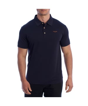 Esta camiseta polo de manga corta de InMyHood Italia redefine la funcionalidad con un diseño minimalista y elegante, ideal para quienes buscan estilo y comodidad en su vida cotidiana. Confeccionada con materiales técnicos de alta calidad, es perfecta tanto para un look urbano refinado como para actividades más dinámicas.

Detalles:
- Tejido técnico de secado rápido y tacto suave.
- Corte recto.
- Cuello de polo clásico con tapeta de tres botones.
- Logo “INMYHOOD ITALIA” en contraste en la parte frontal.
- Acabados finos y costuras reforzadas.

Esta camiseta polo técnica para hombres es una apuesta segura para aquellos que valoran el equilibrio entre estilo y rendimiento. Gracias a su diseño sobrio y su tejido funcional, es un artículo imprescindible tanto para días activos como para conjuntos smart casual. Una camiseta polo de manga corta versátil que añade un toque deportivo a cualquier guardarropa masculino.
Composición: 85% Poliéster, 15% Uretano
Cuidado:
Lavar a máquina con agua fría.
No usar blanqueadores ni whitening.
Planchar a baja temperatura si es necesario.
No usar secadora.