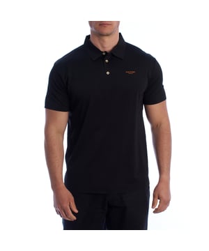 Esta camiseta polo de manga corta de InMyHood Italia redefine la funcionalidad con un diseño minimalista y elegante, ideal para aquellos que buscan estilo y comodidad en su vida cotidiana. Confeccionada con materiales técnicos de alta calidad, es perfecta tanto para un look urbano refinado como para actividades más dinámicas.

Detalles:
- Tejido técnico de secado rápido y tacto suave.
- Corte recto.
- Cuello de polo clásico con tapeta de tres botones.
- Logo “INMYHOOD ITALIA” en contraste en la parte frontal.
- Acabados finos y costuras reforzadas.

Esta camiseta polo técnica para hombres es una apuesta segura para quienes valoran un equilibrio entre estilo y rendimiento. Gracias a su diseño sobrio y su tejido funcional, es una prenda imprescindible para días activos y outfits smart casual. Una camiseta polo de manga corta versátil que añade un toque deportivo a cualquier armario masculino.
Composición: 85% Poliéster, 15% Uretano
Cuidado:
Lavado a máquina en frío.
No usar blanqueador ni blanqueadores.
Planchar a baja temperatura si es necesario.
No usar secadora.