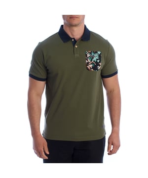 Esta camiseta polo de manga corta para hombre combina un diseño clásico con una estética contemporánea gracias a sus detalles únicos. Confeccionada en tejido piqué de alta calidad, cuenta con un cuello y puños en contraste para un look elegante pero casual. El bolsillo en el pecho, que presenta una impresión de arte abstracto, añade personalidad y estilo sin sacrificar versatilidad.

Detalles:
- Tejido piqué transpirable y duradero.
- Corte entallado.
- Cuello de la camisa en contraste con tapeta de tres botones.
- Bolsillo estampado.
- Mangas con ribete a juego en el cuello.
- Logo 'INMYHOOD ITALIA' bordado en la manga derecha.
- Detalle inferior con placa de metal IMH.
- Acabados finos y costuras reforzadas.

Esta camiseta polo de manga corta para hombre está diseñada tanto para looks relajados de fin de semana como para ocasiones semi-formales que requieren un poco más de estilo. Un básico renovado que es imprescindible en cualquier guardarropa masculino, ofrece una excelente manera de destacar con elegancia, originalidad y buen gusto.
Composición: 71% algodón, 25.5% poliéster, 3.5% uretano.
Cuidado:
Lavado a máquina en frío.
No usar blanqueador ni blanqueadores.
Planchar a baja temperatura si es necesario.
No usar secadora.