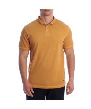 Hecho de tela de piqué de punto, esta camiseta polo de manga corta para hombre ofrece una sensación cómoda, buena transpirabilidad y una construcción duradera.

Detalles:
- Tela de piqué de algodón transpirable y duradera.
- Corte de ajuste regular.
- Cuello clásico con tres botones y estructura firme.
- Puños acanalados en las mangas.
- Logo “INMYHOOD ITALIA” bordado en la manga derecha.
- Bajo bajo con pequeñas aberturas laterales para mayor movilidad.
- Detalles de marca bordados en la manga y aplique distintivo en la base.
- Acabados finos y costuras reforzadas.

Esta camiseta polo de manga corta para hombre es un básico versátil que todo hombre debe tener en su armario. Su diseño sobrio con toques vintage y detalles de calidad la convierten en una elección ideal tanto para el uso diario como para eventos más relajados. Esta camiseta polo de manga corta para hombre es perfecta para aquellos que buscan una polo cómoda, duradera y distintiva.  
Composición: 100% algodón  
Cuidado:  
Lavado a máquina en frío.  
No usar blanqueador ni blanqueantes.  
Planchar a baja temperatura si es necesario.  
No usar secadora.