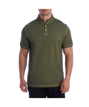 Hecho de tela de piqué, esta polo de hombre de manga corta ofrece una sensación cómoda, buena transpirabilidad y una construcción duradera.

Detalles:
- Tela de piqué de algodón transpirante y duradera.
- Corte de ajuste regular.
- Cuello clásico con tres botones y estructura firme.
- Puños acanalados en las mangas.
- Logo “INMYHOOD ITALIA” bordado en la manga derecha.
- Bajo con pequeñas aberturas laterales para mayor movilidad.
- Detalles de marca bordados en la manga y aplique distintivo en la base.
- Acabados finos y costuras reforzadas.

Esta polo de hombre de manga corta es una prenda versátil imprescindible para cualquier guardarropa masculino. Su diseño discreto con toques vintage y detalles de calidad la convierten en una elección ideal tanto para el uso diario como para eventos más relajados. Esta polo de hombre de manga corta es perfecta para quienes buscan una prenda cómoda, duradera y distintiva.
Composición: 100% Algodón
Cuidado:
Lavado a máquina en frío.
No usar blanqueador ni blanqueadores.
Planchar a baja temperatura si es necesario.
No usar secadora.