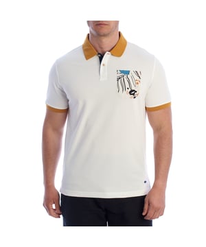 Esta camiseta polo de manga corta para hombre combina un diseño clásico con una estética contemporánea gracias a sus detalles únicos. Confeccionada en tejido piqué de alta calidad, presenta un cuello y puños en contraste para un look estiloso y casual. El bolsillo en el pecho, que cuenta con un estampado de arte abstracto, añade personalidad y estilo sin sacrificar la versatilidad.

Detalles:
- Tejido piqué transpirable y duradero.
- Corte slim fit.
- Cuello de camisa en contraste con tapeta de tres botones.
- Bolsillo estampado.
- Mangas con ribete a juego en el cuello.
- Logo 'INMYHOOD ITALIA' bordado en la manga derecha.
- Detalle inferior con placa de metal IMH.
- Acabados finos y costuras reforzadas.

Esta camiseta polo de manga corta para hombre está diseñada tanto para looks relajados de fin de semana como para ocasiones semi-formales que requieren un poco de estilo adicional. Un básico renovado que es imprescindible en cualquier guardarropa masculino, ofrece una excelente manera de destacar con elegancia, originalidad y buen gusto.
Composición: 71% algodón, 25.5% poliéster, 3.5% uretano.
Cuidado:
Lavado a máquina en frío.
No usar blanqueador ni blanqueadores.
Planchar a baja temperatura si es necesario.
No usar secadora.