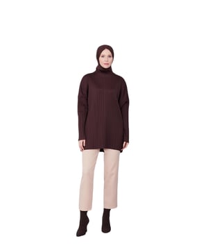 Armine staat bekend als een merk met elegante ontwerpen en hoogwaardig vakmanschap, en biedt exclusieve collecties die de unieke stijl van elke vrouw weerspiegelen. Door het combineren van verfijning en comfort zijn de producten van Armine ontworpen om te voldoen aan de behoeften van moderne vrouwen. Met premium stoffen en nauwkeurige stikdetails zorgen ze voor langdurig gebruik, terwijl een breed scala aan kleuren en modellen ze aanpasbaar maakt aan elke stijl. Door het samenvoegen van klassieke en moderne lijnen in de mode, biedt Armine opties om uw elegantie te versterken