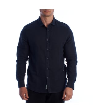 Una camisa que combina estilo relajado y sofisticación. Esta camisa de lino de manga larga de Inmyhood está diseñada para el hombre moderno que busca comodidad, frescura y elegancia todo en uno. Perfecta para días cálidos o noches con estilo, su tejido natural proporciona un drapeado fluido y una sensación suave contra la piel.\n\n Detalles:\n - Tejido de mezcla de lino y algodón.\n - Diseño de manga larga con puños ajustables con botón.\n - Cierre frontal con botones clásico.\n - Corte de ajuste regular.\n - Etiqueta bordada 'Diseño Original' en el dobladillo frontal.\n - Clásico cuello estructurado.\n - Incluye un botón adicional de repuesto.\n\n Ideal para combinar con jeans, chinos o pantalones cortos de Bermuda, esta camisa de lino de manga larga se convertirá en tu aliada de estilo durante todo el año. Aporta un toque natural y fresco a tu armario, con la calidad y autenticidad de un diseño pensado para destacar.\n Composición: 55% Lino, 45% Algodón\n Cuidado:\nLavado a máquina en frío.\n No usar blanqueador ni blanqueadores.\n Planchar a temperatura media.\n No usar secadora.