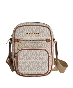 Ideaal voor reizen en stadswandelingen, deze crossbody tas heeft onze kenmerkende logo-opdruk en beschikt over een handige canvas schouderband en meerdere vakken om je essentiële spullen georganiseerd en binnen handbereik te houden. 

Details:
- Type accessoire: Schoudertas.
- Canvas met logo-opdruk.
- Toepassing van de merknaam in metaal.
- Hardware: Gouden tint.
- Buitendetails: 2 voorzakken met rits.
- Interieurdetails: Open achtervak.
- Verstelbare strap.
- Sluiting: Rits.

Elke accessoires collectie van Michael Kors heeft een sterke identiteit, met een frisse mix van trends, kleuren en silhouetten die nooit uit de mode raken, met een stedelijke stijl en attitude. Elke dames schoudertas ontworpen door Michael Kors is een betaalbare luxe met een vleugje moderne, onverwachte en comfortabele glamour, en biedt een item voor elke gelegenheid. 
Afmetingen: 14 cm (B) x 19,1 cm (H) x 5,1 cm (D) 
Samenstelling: 89,4% Coated Canvas, 9,6% Polyester, 1% Polyurethaan 
Onderhoud: 
Reinigen met een droge of licht vochtige doek.