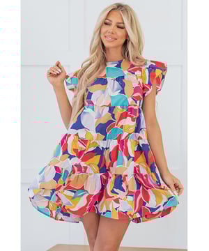 Nuestros estilos están diseñados con un look ajustado y a la moda, siguiendo un estándar internacional de tallas. Para el mejor ajuste, te sugerimos elegir una talla más de la que sueles usar. ¡Asegúrate de consultar nuestra tabla de tallas para encontrar tu combinación perfecta!  
Vestido mini de estampado abstracto en rosa  
Mangas rizadas con volantes  
Capas en diferentes niveles para una silueta dinámica  
Cuello redondo clásico  
Material: 100% algodón