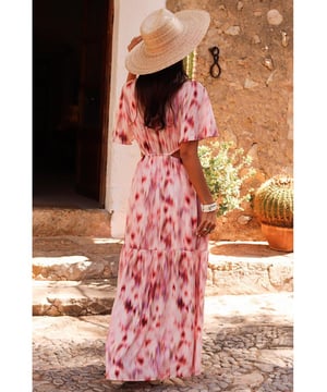 Vibrant watercolor
  inspired abstract print
  Soft romantic hues
  Breezy floor
  length silhouette
  Short fluttering sleeves
  Daring side cutouts for a modern look
Material: 81% Viscose 19% Polyamide