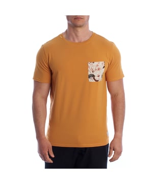 Dale un giro a tu look diario con esta camiseta de manga corta para hombre de Inmyhood, diseñada para quienes buscan algo más que lo básico. Su diseño limpio se combina con un detalle distintivo: un bolsillo frontal con estampado floral que añade un toque fresco, original y singular.

Detalles:
- Corte recto y ajuste clásico.
- Cuello redondo reforzado.
- Bolsillo en el pecho impreso con diseño floral.
- Etiqueta tejida en la parte inferior con el sello “The Original Garment Makers”.
- Impresión discreta de la marca en la manga.
- Tejido de algodón suave y duradero.
- Costuras bien definidas.

Esta camiseta de hombre de Inmyhood es mucho más que una prenda básica: es una apuesta segura para quienes valoran la comodidad sin sacrificar el estilo. Gracias a su diseño limpio y bien construido, encaja perfectamente en cualquier rutina, desde un look casual diario hasta un conjunto más pulido. Su tejido cómodo, atención al detalle y la sutil firma de la marca brindan ese equilibrio ideal entre simplicidad y presencia. Una camiseta de manga corta para hombre que se adapta a ti y a tu ritmo, diseñada para durar temporada tras temporada.
Composición: 100% algodón
Cuidado:
Lavado a máquina a 30°C.
No usar blanqueador ni secadora.
Planchar a baja temperatura del revés.