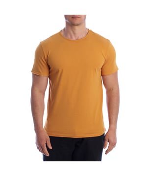 Una camiseta básica de manga corta para hombres de Inmyhood, diseñada para el uso diario. Su diseño limpio y minimalista la convierte en una prenda esencial del armario. Es fácil de combinar con jeans, pantalones de chándal o incluso debajo de una chaqueta para un look más pulido.

Detalles:
- Corte recto y ajuste clásico.
- Cuello redondo.
- Diseño básico liso.
- Sutil etiqueta “INMYHOOD ITALIA” impresa en la manga.
- Tela de algodón suave y duradera.
- Costuras bien definidas.

Esta camiseta para hombres de Inmyhood es mucho más que una pieza básica: es una apuesta segura para quienes valoran la comodidad sin sacrificar el estilo. Gracias a su diseño limpio y bien construido, se adapta perfectamente a cualquier rutina, desde un look casual diario hasta un conjunto más refinado. Su tejido cómodo, atención al detalle y la sutil firma de la marca ofrecen ese equilibrio ideal entre simplicidad y presencia. Una camiseta de manga corta para hombres que se adapta a ti y a tu ritmo, diseñada para durar temporada tras temporada.
Composición: 100% algodón
Cuidado:
Lavado a máquina a 30°C.
No usar blanqueador ni secadora.
Planchar a baja temperatura del revés.