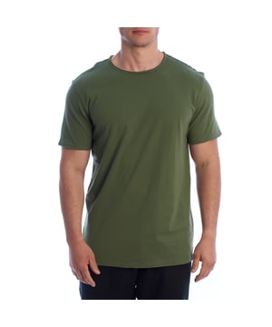 Una camiseta básica de hombre de manga corta de Inmyhood, diseñada para el uso diario. Su diseño limpio y minimalista la convierte en un elemento esencial del guardarropa. Es fácil de combinar con jeans, joggers o incluso debajo de una chaqueta para un look más pulido.

Detalles:
- Corte recto y ajuste clásico.
- Cuello redondo.
- Diseño básico y sencillo.
- Sutil etiqueta “INMYHOOD ITALIA” impresa en la manga.
- Tejido de algodón suave y duradero.
- Costuras bien definidas.

Esta camiseta de hombre de Inmyhood es mucho más que una prenda básica: es una apuesta segura para aquellos que valoran la comodidad sin sacrificar el estilo. Gracias a su diseño limpio y bien construido, se adapta perfectamente a cualquier rutina, desde un look casual cotidiano hasta un conjunto más pulido. Su tejido cómodo, atención al detalle y la sutil firma de la marca proporcionan el equilibrio ideal entre simplicidad y presencia. Una camiseta de hombre de manga corta que se adapta a ti y a tu ritmo, diseñada para durar temporada tras temporada.
Composición: 100% algodón
Cuidado:
Lavar a máquina a 30 °C.
No usar blanqueador ni secadora.
Planchar a baja temperatura del revés.
