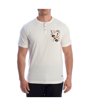 Esta camiseta Henley de manga corta fusiona lo mejor del estilo relajado con un toque artístico. Confeccionada en algodón de alta calidad, presenta un cuello redondo y una tapeta de tres botones, lo que añade una sensación casual pero cuidadosamente estructurada. El bolsillo en el pecho cuenta con un estampado abstracto multicolor que aporta contraste y originalidad a esta camiseta de hombre.

Detalles:
- Cuello Henley con tapeta de botones personalizada.
- Corte regular.
- Bolsillo en el pecho con estampado artístico.
- Acabado interior del cuello de tejido acanalado en contraste.
- Manga corta con dobladillo limpio.
- Tejido de algodón suave, transpirable y cómodo.
- Etiqueta decorativa en la parte inferior.

Añade un giro moderno a tu armario con esta camiseta Henley de hombre con bolsillo estampado. Ideal para aquellos que buscan un equilibrio entre comodidad, originalidad y estilo casual, esta camiseta de hombre es perfecta tanto para el uso diario como para looks más pulidos sin sacrificar el estilo.
Composición: 100% Algodón
Cuidado:
Lavar a máquina a 30°C.
No usar blanqueador ni secadora.
Planchar a baja temperatura del revés.