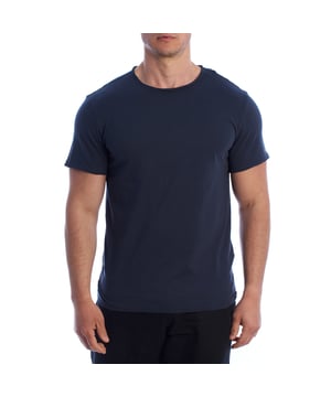 Una camiseta básica de hombre de manga corta de Inmyhood, diseñada para el uso diario. Su diseño limpio y minimalista la convierte en un imprescindible en el armario. Es fácil de combinar con jeans, pantalones deportivos o incluso debajo de una chaqueta para un look más pulido.

Detalles:
- Corte recto y ajuste clásico.
- Cuello redondo.
- Diseño básico y liso.
- Sutil etiqueta “INMYHOOD ITALIA” impresa en la manga.
- Suave y duradera tela de algodón.
- Costuras bien definidas.

Esta camiseta de hombre de Inmyhood es mucho más que una prenda básica: es una apuesta segura para quienes valoran la comodidad sin sacrificar el estilo. Gracias a su diseño limpio y bien construido, se ajusta perfectamente a cualquier rutina, desde un look casual diario hasta un conjunto más pulido. Su tela cómoda, atención al detalle y la sutil firma de la marca proporcionan ese equilibrio ideal entre simplicidad y presencia. Una camiseta de hombre de manga corta que se adapta a ti y a tu ritmo, diseñada para durar temporada tras temporada.

Composición: 100% algodón  
Cuidado:  
Lavado a máquina a 30°C.  
No usar blanqueador ni secadora.  
Planchar a baja temperatura del revés.