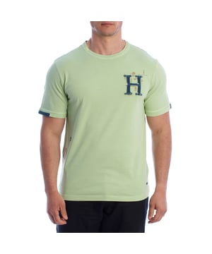 Una prenda que combina un espíritu aventurero con un diseño urbano. Esta camiseta de manga corta para hombres de Inmyhood destaca por su parche H de denim, rodeado de ilustraciones inspiradas en el surf, las palmeras y la vida relajada junto al mar. Cada detalle, desde las costuras de contraste hasta el bordado en los laterales, añade carácter sin sacrificar la comodidad.

Detalles:
- Corte recto y ajuste clásico.
- Cuello redondo con costuras visibles.
- Parche con la letra H en tela de denim con bordado decorativo.
- Costuras de hombro cruzadas decorativas.
- Dobladillo de la mangas con aplicación de denim.
- Bordado lateral con motivos playeros.
- Etiqueta decorativa en la parte inferior.
- Tejido de algodón suave y duradero.
- Costuras bien definidas.

Esta camiseta de manga corta para hombres va más allá de lo básico: cada elemento está diseñado para transmitir una estética relajada y veraniega con un guiño a la moda surfer. Cómoda, con un buen ajuste y hecha con materiales amigables con la piel, es ideal para aquellos que buscan ropa con personalidad sin sacrificar funcionalidad. Esta camiseta de manga corta para hombres es perfecta para el uso diario, viajes, paseos o escapadas de fin de semana.
Composición: 100% algodón
Cuidado:
Lavar a máquina a 30°C.
No usar blanqueador ni secadora.
Planchar a baja temperatura del revés.