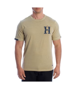 Una prenda que combina un espíritu aventurero con un diseño urbano. Esta camiseta de manga corta para hombre de Inmyhood se destaca por su parche en denim con la letra H, rodeado de ilustraciones inspiradas en el surf, palmeras y la vida relajada junto al mar. Cada detalle, desde las costuras en contraste hasta el bordado lateral, añade carácter sin sacrificar la comodidad. 

Detalles:  
- Corte recto y ajuste clásico.  
- Cuello redondo con costuras visibles.  
- Parche con la letra H en tela de denim con bordado decorativo.  
- Costuras en los hombros cruzadas decorativas.  
- Dobladillo de las mangas con aplicación de denim.  
- Bordado lateral con motivos playeros.  
- Etiqueta decorativa en la parte inferior.  
- Tela de algodón suave y duradera.  
- Costuras bien definidas.  

Esta camiseta de manga corta para hombre va más allá de lo básico: cada elemento está diseñado para transmitir una estética relajada y veraniega con un guiño a la moda surfista. Cómoda, con un buen ajuste y hecha con materiales amistosos para la piel, es ideal para aquellos que buscan prendas con personalidad sin sacrificar la funcionalidad. Esta camiseta de manga corta para hombre es perfecta para el uso diario, viajes, paseos o escapadas de fin de semana.  
Composición: 100% algodón  
Cuidado:  
Lavado a máquina a 30°C.  
No usar blanqueador ni secadora.  
Planchar a baja temperatura del revés.