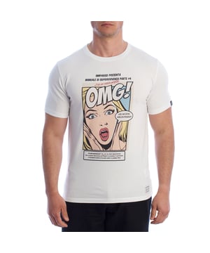 Una camiseta de manga corta para hombres que destaca por su diseño audaz y característico. Inspirada en el estilo de los cómics pop clásicos, esta camiseta de Inmyhood seguramente impresionará. Ideal para aquellos que buscan un look urbano con un toque de humor y originalidad, sin sacrificar la comodidad del algodón de calidad.

Detalles:
- Corte recto y ajuste clásico.
- Cuello redondo con acabado limpio.
- Impresión frontal estilo cómic con texto en italiano.
- Etiqueta de la marca tejida en la parte inferior.
- Detalle de etiqueta en el lado de la manga.
- Tejido de algodón suave y duradero.
- Costuras bien definidas.

Esta camiseta de manga corta para hombres es la elección perfecta para añadir personalidad a cualquier atuendo. El diseño gráfico estilo caricatura proporciona un estilo divertido y distintivo, con un guiño al humor italiano y la cultura pop. Es cómoda, fácil de combinar y tiene ese toque original que convierte una simple camiseta de manga corta en una declaración de estilo. Una pieza ideal para quienes no temen destacar.
Composición: 95% algodón, 5% urethane
Cuidado:
Lavar a máquina a 30°C.
No usar blanqueador ni secadora.
Planchar a baja temperatura del revés.