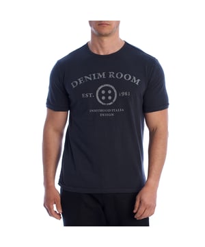 Un diseño clásico con actitud. Esta camiseta de manga corta para hombres de Inmyhood combina estilo casual con un gráfico frontal de inspiración vintage que rinde homenaje al diseño italiano y al mundo del denim. Una camiseta versátil para hombres con personalidad.

Detalles:
- Corte recto y ajuste clásico.
- Cuello redondo reforzado.
- Impresión gráfica frontal con efecto desgastado.
- Etiqueta tejida y detalles bordados en la parte inferior.
- Tejido de algodón suave y duradero.
- Costuras bien definidas.

Esta camiseta de hombre de Inmyhood es mucho más que una prenda básica: es una apuesta segura para aquellos que valoran la comodidad sin sacrificar el estilo. Gracias a su diseño limpio y bien construido, se ajusta perfectamente a cualquier rutina, desde un look casual diario hasta un conjunto más pulido. Su tejido cómodo, atención al detalle y la sutil firma de la marca proporcionan ese equilibrio ideal entre simplicidad y presencia. Una camiseta de manga corta para hombres que se adapta a ti y a tu ritmo, diseñada para durar temporada tras temporada. 
Composición: 100% algodón 
Cuidado: 
Lavar a máquina a 30°C. 
No usar blanqueador ni secadora. 
Planchar a baja temperatura del revés.