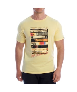Viaja en el tiempo con estilo. Estas camisetas de hombre de Inmyhood Italia rinden homenaje a la época dorada de las videotecas y las cintas VHS con diseños únicos que combinan nostalgia, creatividad y personalidad. Perfectas para los amantes del diseño retro y los recuerdos de los 90, estas camisetas de manga corta no solo se destacan por su originalidad, sino también por su comodidad y calidad.

Detalles:
- Corte recto y ajuste clásico.
- Cuello redondo con refuerzo interior.
- Impresiones gráficas en la parte frontal.
- Etiqueta decorativa en el dobladillo y en una de las mangas.
- Tejido de algodón suave y duradero.
- Costuras bien definidas.

Una camiseta de hombre con un alma nostálgica y estética urbana. Ya sea que optes por un diseño más colorido o sutil, estas camisetas de manga corta añaden personalidad y estilo a cualquier look. Perfectas para combinarlas con jeans, pantalones cargo o incluso debajo de una camisa de cuadros abierta.
Composición: 95% algodón, 5% uretano.
Cuidado:
Lavado a máquina a 30°C.
No utilizar lejía ni secadora.
Planchar a baja temperatura del revés.
