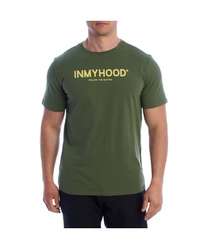 Eleva tu estilo diario con esta camiseta de manga corta para hombres INMYHOOD®, diseñada para aquellos que buscan un look moderno sin sacrificar la comodidad. Hecha de algodón suave y de alta calidad, esta prenda de corte regular asegura un ajuste natural y favorecedor.

 Detalles:
 - Corte de ajuste regular.
 - Cuello redondo con refuerzo interno.
 - Impresión frontal: logo INMYHOOD® con mensaje impreso en contraste.
 - Logo serigrafiado en la manga y etiqueta tejida en la parte inferior.
 - Tela de algodón suave y duradera.
 - Costuras reforzadas y dobladillos limpios.

 Esta camiseta de algodón INMYHOOD® es una apuesta segura para quienes buscan una prenda versátil y cómoda con un toque de personalidad urbana. Esta camiseta para hombres es perfecta para looks informales, streetwear, o incluso combinada con blazers casuales.
 Composición: 100% algodón
 Cuidado:
Lavar a máquina a 30 °C.
 No usar blanqueador ni secadora.
 Planchar a baja temperatura del revés.