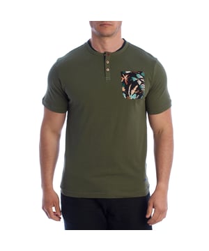 Esta camiseta Henley de manga corta fusiona lo mejor del estilo relajado con un toque artístico. Elaborada con algodón de alta calidad, presenta un cuello redondo y una tapicería con tres botones, añadiendo una sensación casual pero cuidadosamente estructurada. El bolsillo en el pecho cuenta con un estampado abstracto multicolor que aporta contraste y originalidad a esta camiseta para hombre.

Detalles:
- Cuello Henley con tapicería de botones personalizada.
- Corte regular.
- Bolsillo en el pecho con estampado artístico.
- Acabado de interior en tela acanalada de contraste en el cuello.
- Manga corta con doblez limpio.
- Tejido de algodón suave, transpirable y cómodo.
- Etiqueta decorativa en la parte inferior.

Añade un toque moderno a tu guardarropa con esta camiseta Henley para hombre con un bolsillo estampado. Ideal para quienes buscan un equilibrio entre comodidad, originalidad y estilo casual, esta camiseta es perfecta tanto para el uso diario como para looks más pulidos sin sacrificar el estilo.  
Composición: 100% algodón  
Cuidado:  
Lavar a máquina a 30 °C.  
No usar blanqueador ni secadora.  
Planchar a baja temperatura del revés.