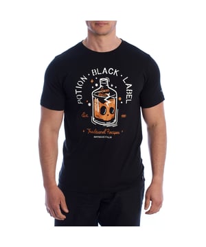 Esta camiseta de manga corta para hombres de Inmyhood se destaca por su diseño audaz y casual. La gráfica frontal, una ilustración en estilo de dibujos animados de una poción etiquetada como Poción de Amor, agrega un toque divertido y moderno con un giro underground. 

Detalles:  
- Corte recto y ajuste clásico.  
- Cuello redondo con refuerzo interior.  
- Impresión frontal serigrafiada con diseño exclusivo Potion Black Label.  
- Detalles bordados en la manga y etiqueta distintiva en el dobladillo.  
- Tejido de algodón suave y duradero.  
- Costuras bien definidas.  

La camiseta Black Label no es solo una prenda de vestir; es una declaración de estilo. Versátil y original, combina bien con jeans o shorts para un look urbano sin esfuerzo. Ideal para quienes buscan destacar sin sacrificar la comodidad.  
Composición: 100% algodón  
Cuidado:  
Lavar a máquina a 30°C.  
No usar blanqueador ni secadora.  
Planchar a baja temperatura del revés.
