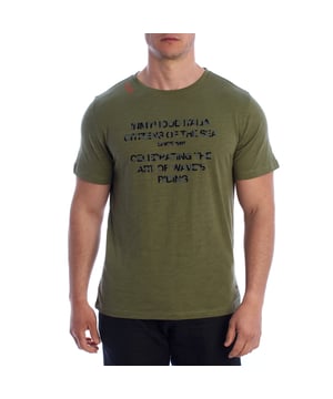 Una camiseta para hombres con un espíritu costero y un mensaje claro. Este diseño de Inmyhood Italia captura la esencia del mar y la libertad con un estilo limpio y minimalista. El mensaje en la parte frontal rinde homenaje al surf y a la conexión con el océano, añadiendo un toque auténtico y relajado a cualquier look.

Detalles:
- Corte recto y ajuste clásico.
- Cuello redondo con refuerzo interior.
- Impresión tipográfica en contraste en la parte frontal.
- Detalle en el hombro con el número N.81.
- Etiqueta IMH bordada en la parte inferior.
- Tejido de algodón suave y duradero.
- Costuras bien definidas.

Esta camiseta de manga corta para hombres es mucho más que una pieza básica: es una declaración de amor por el mar, el surf y la libertad. Su diseño atemporal y mensaje evocador la convierten en una pieza versátil que transmite una actitud sin esfuerzo.
Composición: 100% Algodón
Cuidado:
Lavar a máquina a 30°C.
No usar blanqueador ni secadora.
Planchar a baja temperatura del revés.