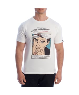 Una camiseta de hombre de manga corta que destaca por su diseño audaz y lleno de carácter. Inspirada en el estilo de los cómics pop clásicos, esta camiseta para hombre de Inmyhood seguramente impresionará. Ideal para quienes buscan un look urbano con un toque de humor y originalidad, sin sacrificar la comodidad del algodón de calidad.

Detalles:
- Corte recto y ajuste clásico.
- Cuello redondo con acabado limpio.
- Impresión en la parte delantera estilo cómic con texto en italiano.
- Etiqueta de marca tejida en la parte inferior.
- Detalle de etiqueta lateral en la manga.
- Tela de algodón suave y duradera.
- Costuras bien definidas.

Esta camiseta de hombre de manga corta es la elección perfecta para añadir personalidad a cualquier conjunto. El diseño gráfico en estilo de caricatura proporciona un estilo divertido y distintivo, con un guiño al humor y la cultura pop italiana. Es cómoda, fácil de combinar y tiene ese toque original que convierte una simple camiseta de hombre de manga corta en una declaración de estilo. Una pieza ideal para aquellos que no temen destacar. 
Composición: 95% algodón, 5% poliuretano 
Cuidado:
Lavar a máquina a 30°C. 
No usar lejía ni secadora. 
Planchar a baja temperatura del revés.