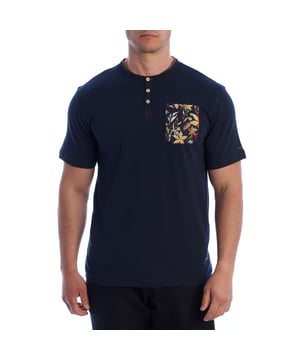 Esta camiseta Henley de mangas cortas fusiona lo mejor del estilo relajado con un toque artístico. Confeccionada en algodón de alta calidad, presenta un cuello redondo y una tapeta de tres botones, añadiendo una sensación casual pero cuidadosamente estructurada. El bolsillo en el pecho cuenta con un estampado abstracto multicolor que añade contraste y originalidad a esta camisa de hombre.

Detalles:
- Cuello Henley con tapeta de botones personalizada.
- Corte regular.
- Bolsillo en el pecho con estampado artístico.
- Acabado interior del cuello de tela acanalada en contraste.
- Manga corta con doblez limpio.
- Tela de algodón suave, transpirable y cómoda.
- Etiqueta decorativa en la parte inferior.

Añade un toque moderno a tu guardarropa con esta camiseta Henley de hombre con un bolsillo estampado. Ideal para quienes buscan un equilibrio entre comodidad, originalidad y estilo casual, esta camisa de hombre es perfecta tanto para el uso diario como para looks más pulidos sin sacrificar el estilo.  
Composición: 100% algodón  
Cuidado:  
Lavadora a 30°C.  
No usar blanqueador ni secadora.  
Planchar a baja temperatura del revés.