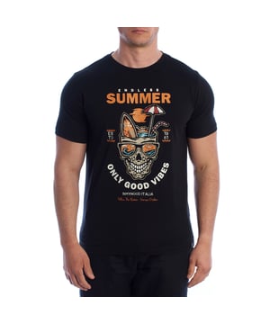 Dale a tu look un giro audaz y divertido con esta camiseta de manga corta para hombre con un ambiente veraniego y un toque rebelde. El diseño gráfico que presenta una calavera con gafas de sol, tablas de surf y un cóctel tropical transmite esa vibra despreocupada y libre que define los días de verano. Una camiseta con actitud, diseñada para destacar.

Detalles:  
- Corte recto y ajuste clásico.  
- Cuello redondo con refuerzo interior.  
- Impresión frontal a todo color con estilo surfero.  
- Logo 'INMYHOOD ITALIA' serigrafiado en la manga y el cuello.  
- Etiqueta decorativa en el fondo.  
- Tejido de algodón suave y duradero.  
- Costuras bien definidas.

Esta camiseta de manga corta para hombre es perfecta para quienes buscan un look distintivo con sentido del estilo y buena vibra. Su diseño llamativo no solo atrae la atención, sino que también transmite un mensaje: vive cada día con estilo y actitud positiva. Ideal para combinar con pantalones cortos tipo bermuda, jeans o joggers, es perfecta para usar en la ciudad o en escapadas de verano.  
Composición: 95% Algodón, 5% Uretano  
Cuidado:  
Lavar a máquina a 30°C.  
No usar blanqueador ni secadora.  
Planchar a baja temperatura del revés.