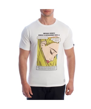 Una camiseta de manga corta para hombres que se destaca por su diseño audaz y lleno de carácter. Inspirada en el estilo de los cómics pop clásicos, esta camiseta masculina de Inmyhood seguramente impresionará. Ideal para aquellos que buscan un look urbano con un toque de humor y originalidad, sin sacrificar la comodidad del algodón de calidad.

Detalles:
- Corte recto y ajuste clásico.
- Cuello redondo con acabado limpio.
- Estampado frontal en estilo cómic con texto en italiano.
- Etiqueta de marca tejida en la parte inferior.
- Detalle de etiqueta en el costado de la manga.
- Tela de algodón suave y duradera.
- Costuras bien definidas.

Esta camiseta de manga corta para hombres es la elección perfecta para añadir personalidad a cualquier atuendo. El diseño gráfico de estilo caricaturesco proporciona un estilo divertido y distintivo, con un guiño al humor italiano y a la cultura pop. Es cómoda, fácil de combinar y tiene ese toque original que convierte una simple camiseta de manga corta en una declaración de estilo. Una pieza ideal para aquellos que no tienen miedo a destacar.
Composición: 95% algodón, 5% urethane
Cuidado:
Lavar a máquina a 30°C. 
No utilizar blanqueador ni secadora. 
Planchado a baja temperatura del revés.